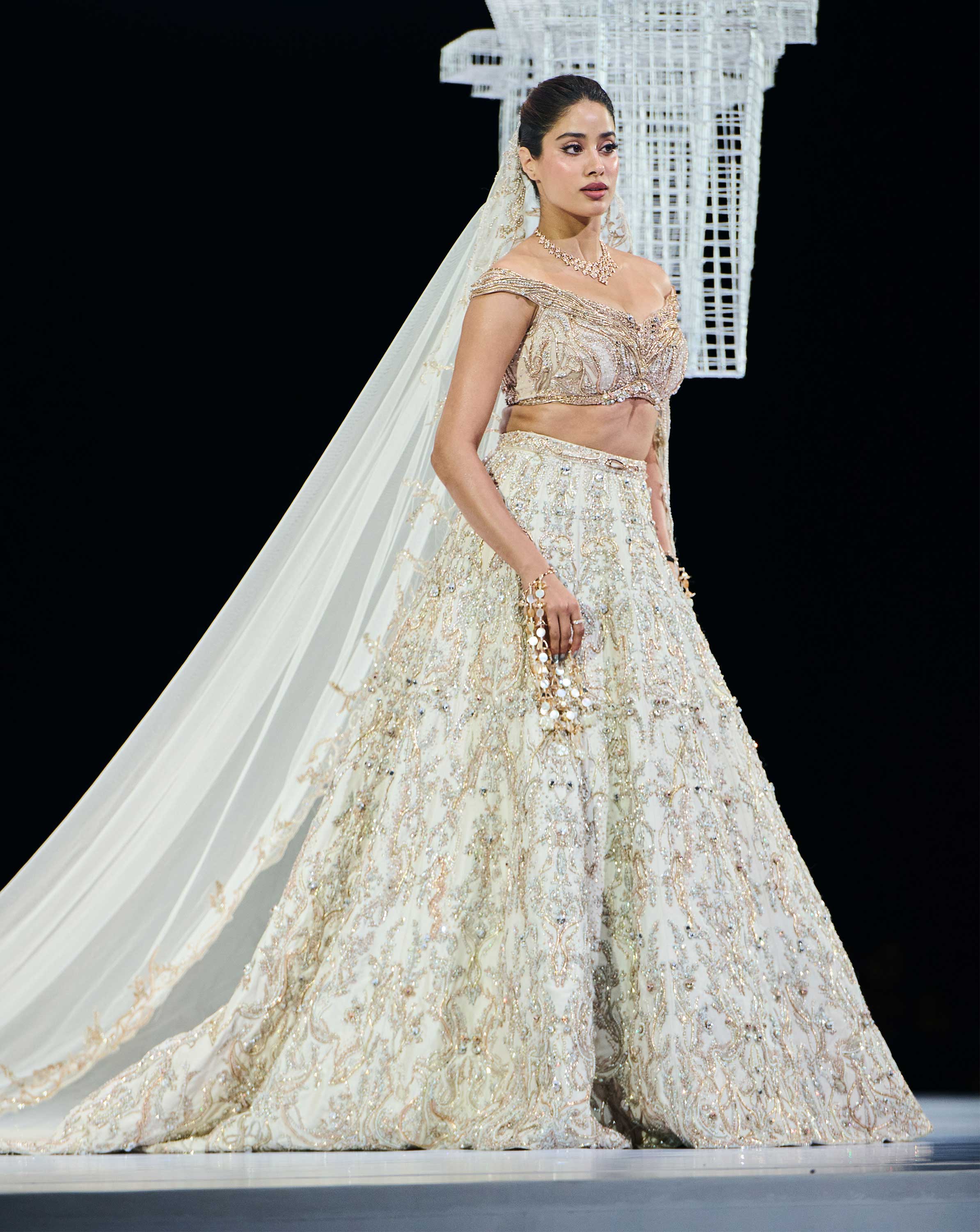 Svarnama Lehenga