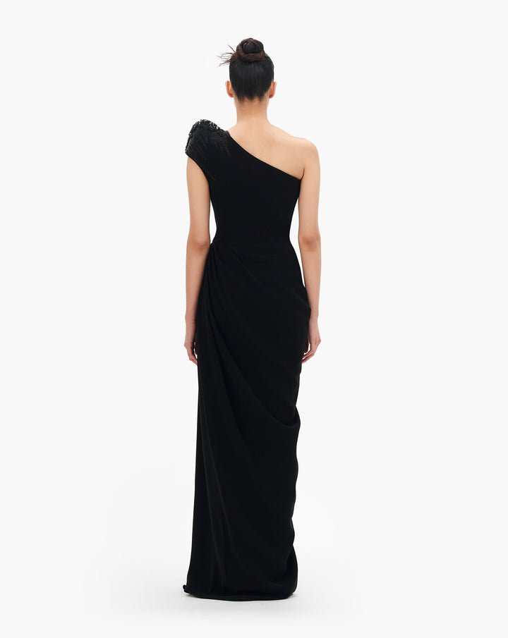 Drape of the gown and shoulder escalation with shoulder pad
