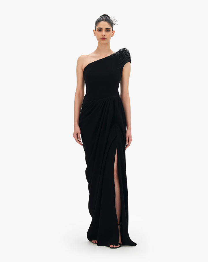 Drape of the gown and shoulder escalation with shoulder pad