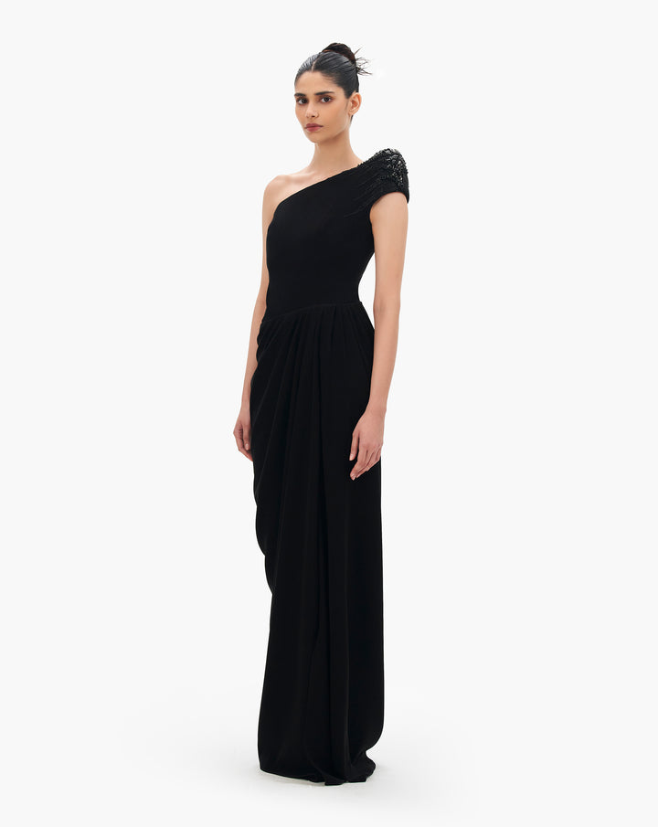 Drape of the gown and shoulder escalation with shoulder pad
