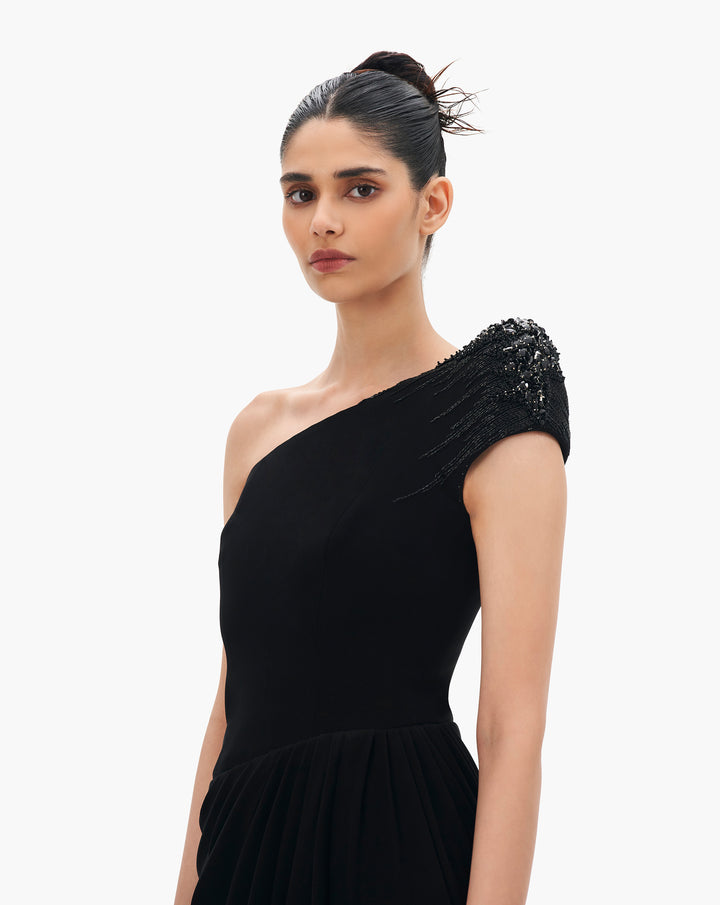 Drape of the gown and shoulder escalation with shoulder pad