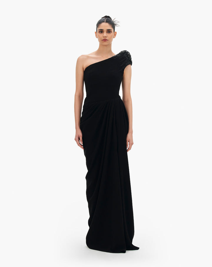 Drape of the gown and shoulder escalation with shoulder pad